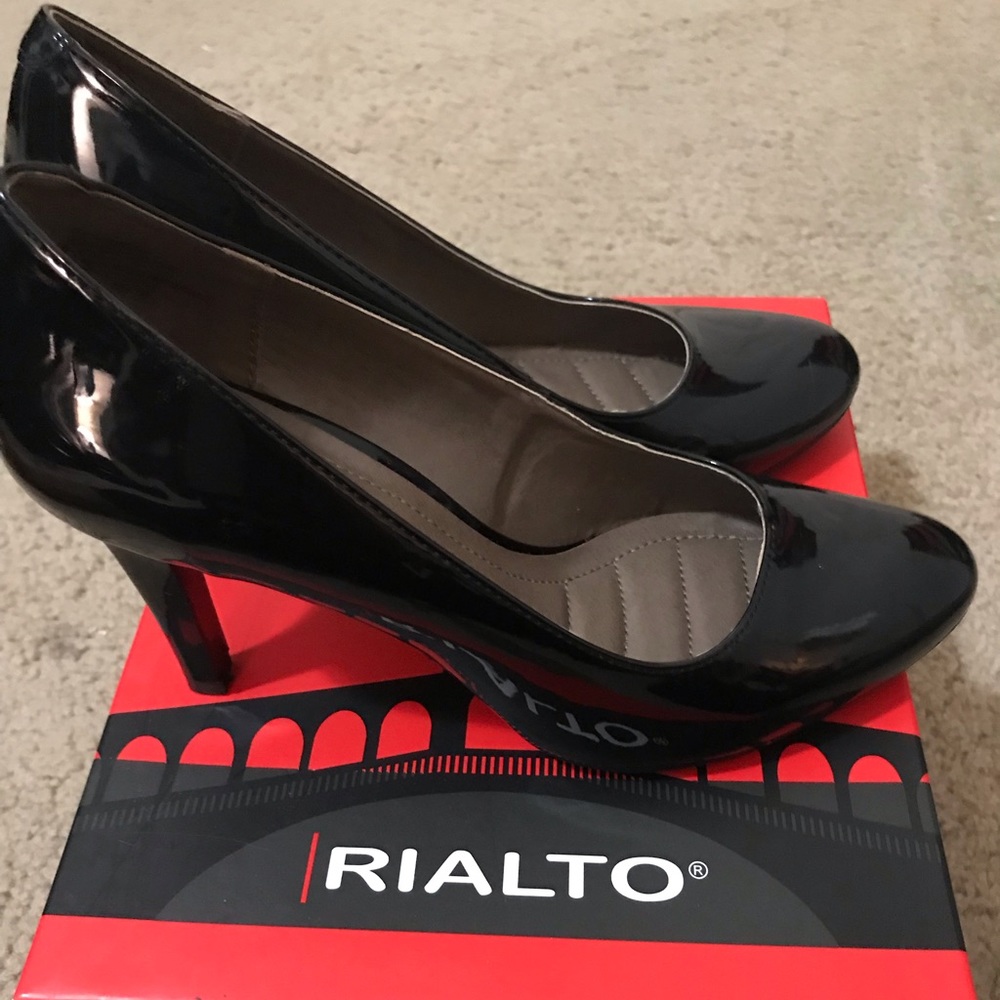 Black pumps